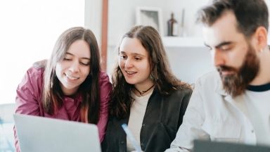 Trois personnes assistant à un webinaire