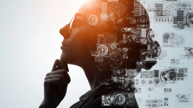 Femme qui réfléchit avec symboles informatiques en filigrane 